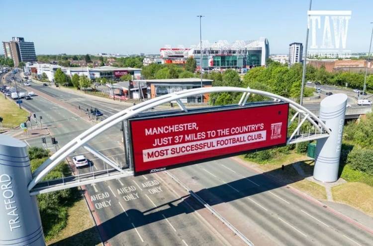 利物浦球迷打广告嘲讽曼联：曼彻斯特距英格兰最成功球队仅37英里